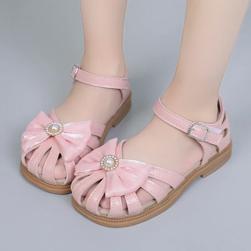 Girls Chic Sandals Summer New PU Princess Hollow Covered Toes Kids Fashion Bow with Big Pearl Soft Simple Children Casual Shoes