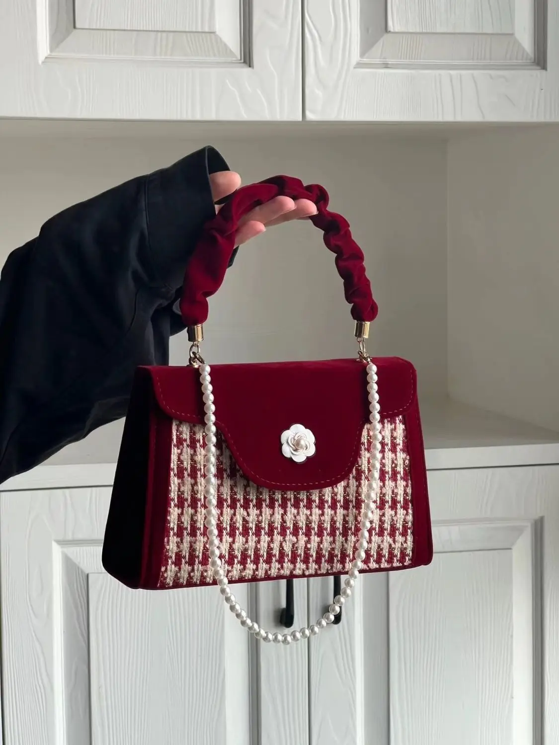 

High grade red Christmas niche design 2023 new red velvet handbag temperament bag for women