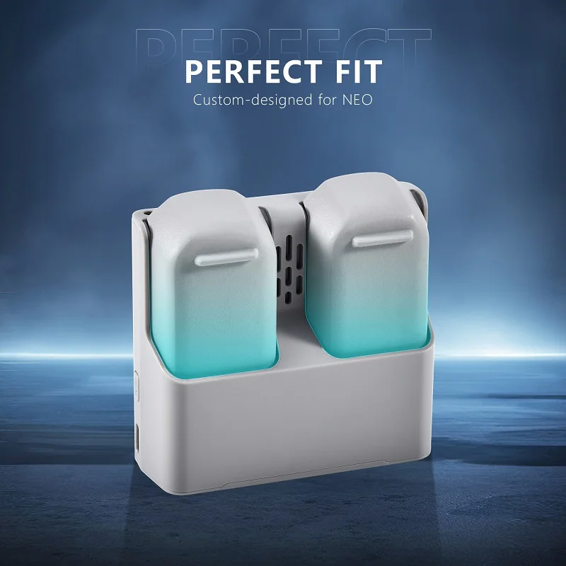Vue rapprochée du chargeur double batterie DJI NEO montrant les connecteurs et les indicateurs lumineux.