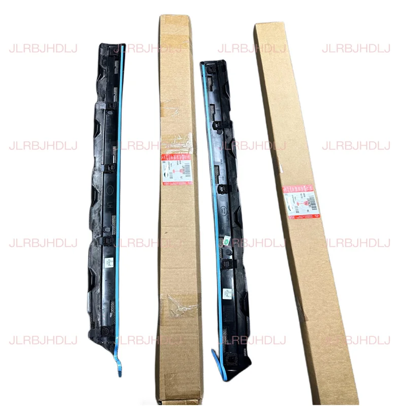 

LR106791 The LR106792 is suitable for Land Rover Discovery 5, A pillar trim plate left and right interior batten