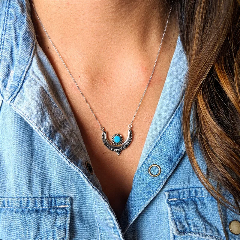 

2022 New Fashion Women Vintage Tribe Turquoise Alloy New Moon Pendant Necklace Women Simple Tribe Stone Inlaid New Moon Necklace