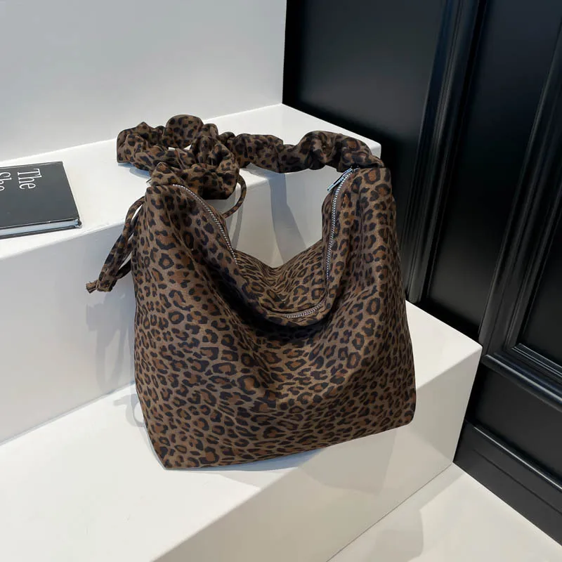 Large capacity trendy fashion handbag shoulder bag2025Autumn and Winter New Niche Simple Crossbody Commuter Tote