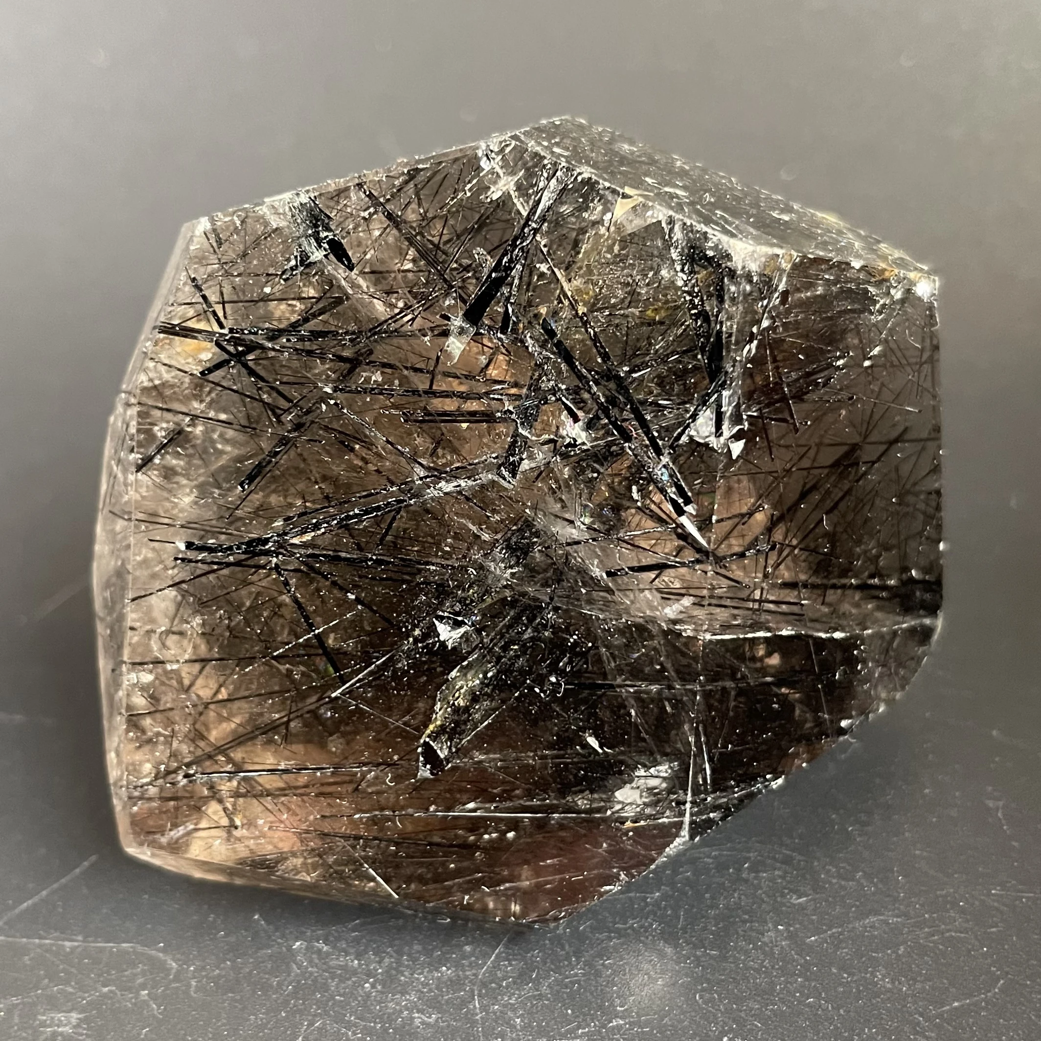 

107 г натуральный камень черный кварц рутилированная свободная форма хрустальный камень декор шероховатый полированный Исцеление Z1523