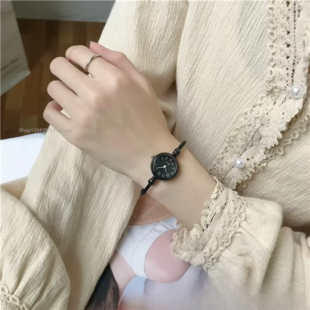 أزياء المرأة ساعة اليد سوار الذهب الطلب الصغير ساعة أنيقة جديدة لطيف المرأة سوار ساعة كوارتز ساعة اليد