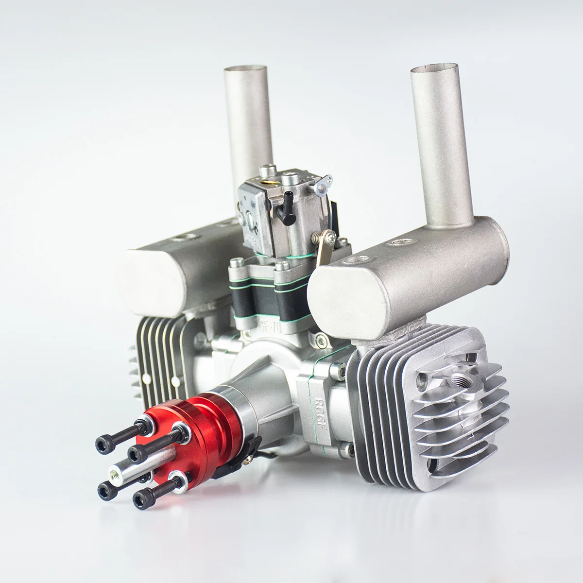 Moteur essence bicylindre RCGF 70cc installé sur un avion RC, prêt à voler