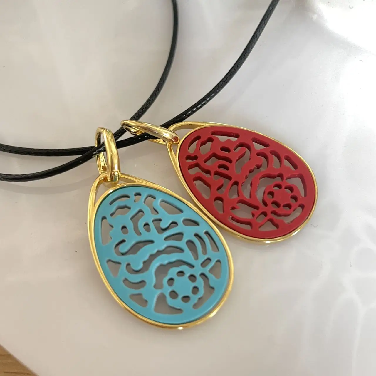 Classic  Jet Fossil Material Drop Shape Victorian Pendant Hand Carved Hollow Flower Pattern Gold Plated Fashion Jewelry