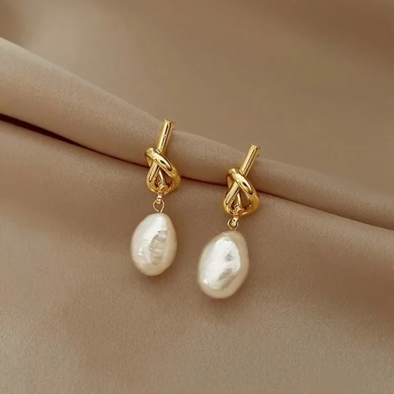 2023 New French Elegant Gold Color Bean Spliced Flat Pearl Earrings for Korean Fashion Jewelry Party Women's Sweet Accessories 1