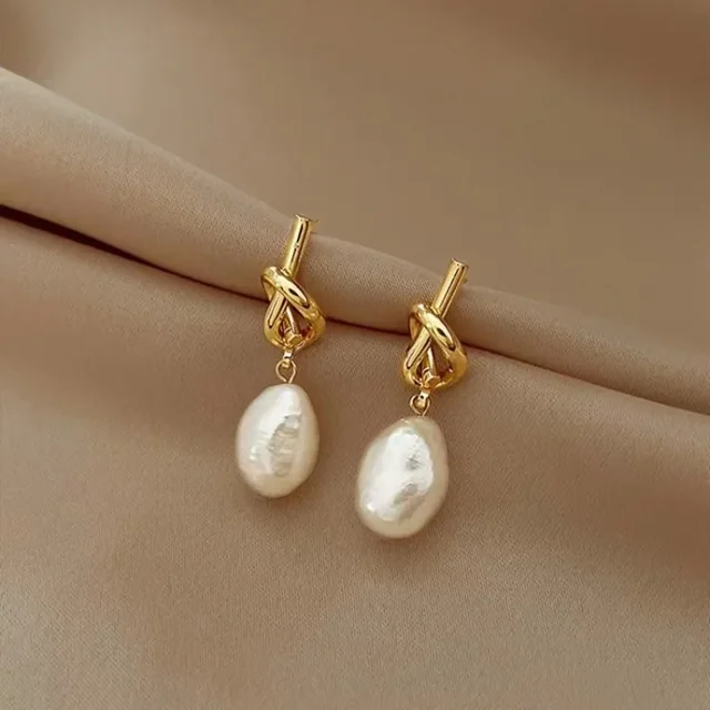 2023 New French Elegant Gold Color Bean Spliced Flat Pearl Earrings for Korean Fashion Jewelry Party Women's Sweet Accessories 1