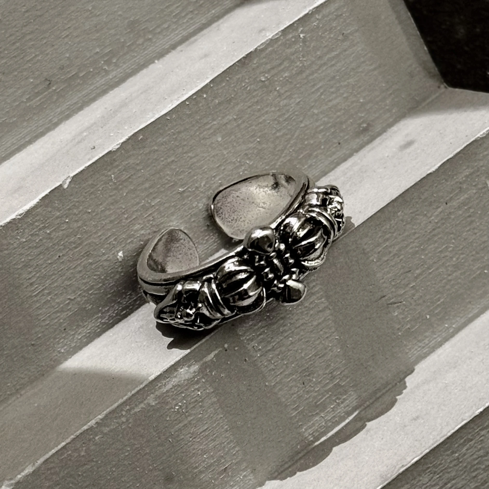 Retro Crown Jokers Verstellbarer offener Ring für Männer versilbertes Kupfer Punk Gothic Edgy Schmuck Biker Zubehör Halloween Geschenk – Detail 7