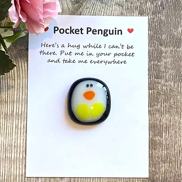 EIN Wenig Tasche Pinguin Umarmung Andenken Ornament Nettes
