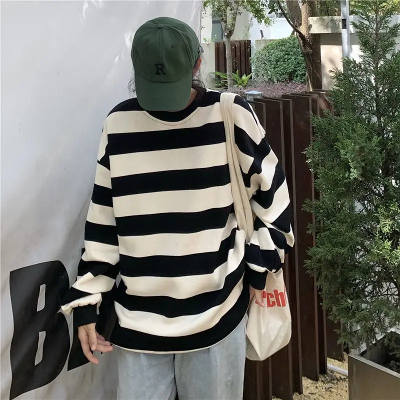 Рисунок 4 - Тонкий полосатый свитер с круглым