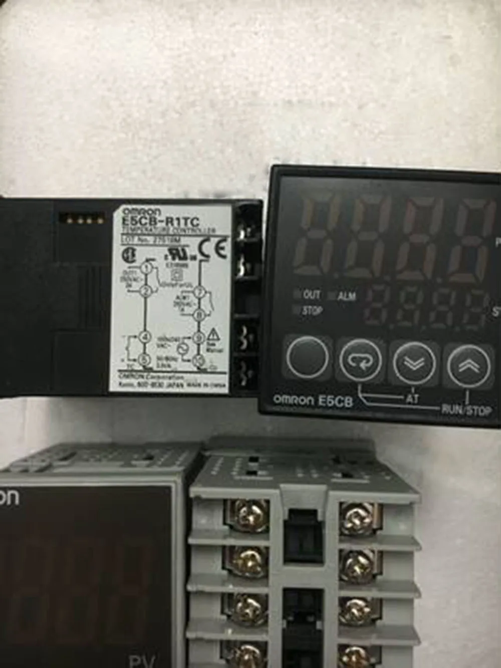 

E5CB-R1TC 100 - 240VAC 50/60Hz for the relay output form Digital temperature controller thermostat