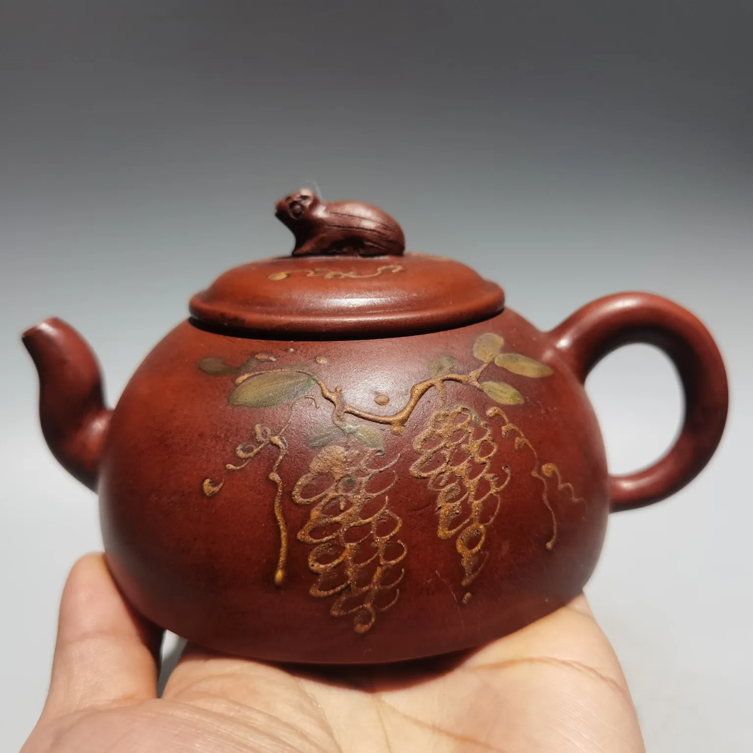 

6"Chinese Yixing Zisha Pottery mud painting sloth vines kettle teapot flagon red mud Gather fortune Office Ornaments