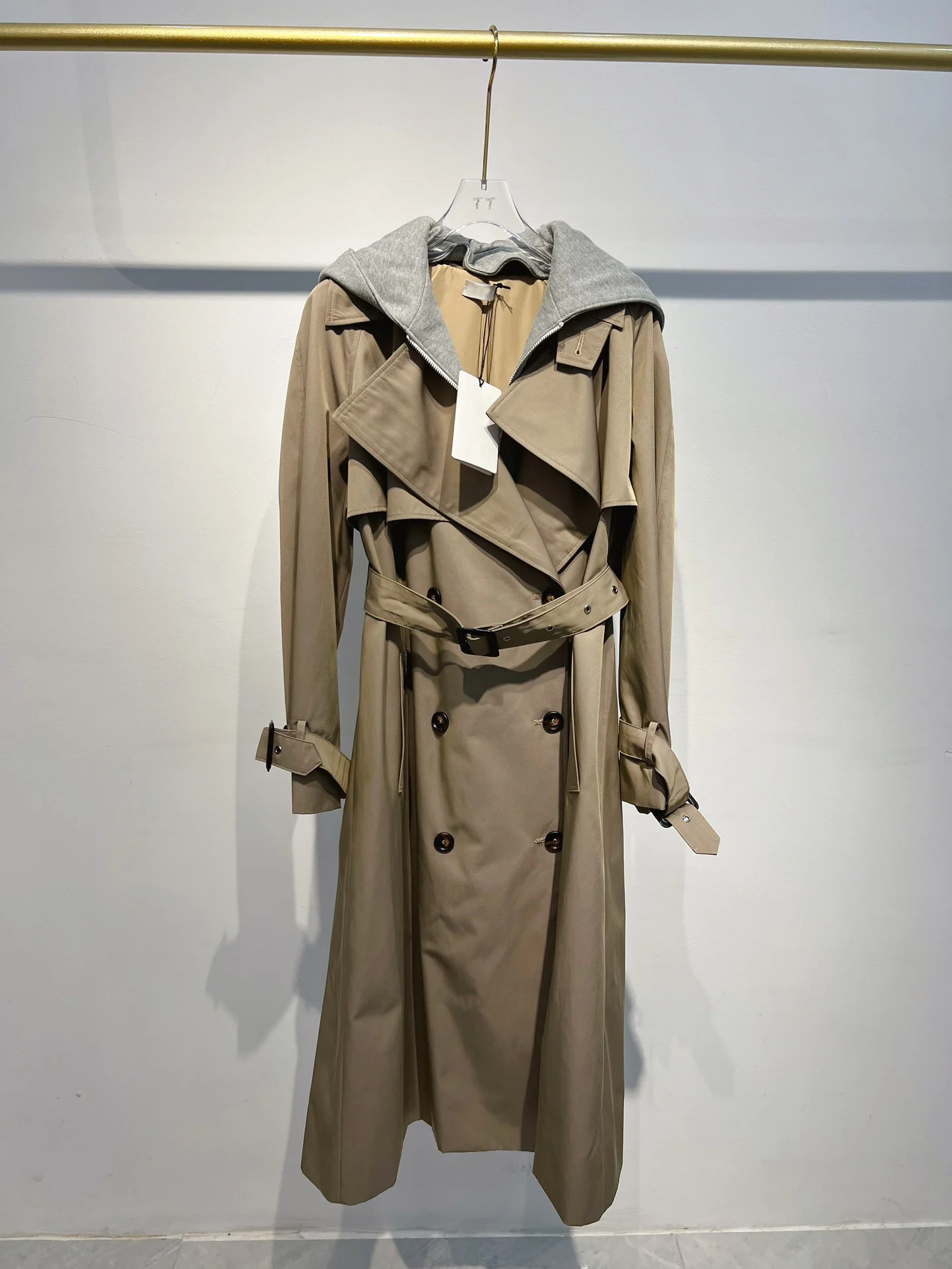 

The new silhouette trench coat for early fall is full of chic blogger English style double-breasted designs