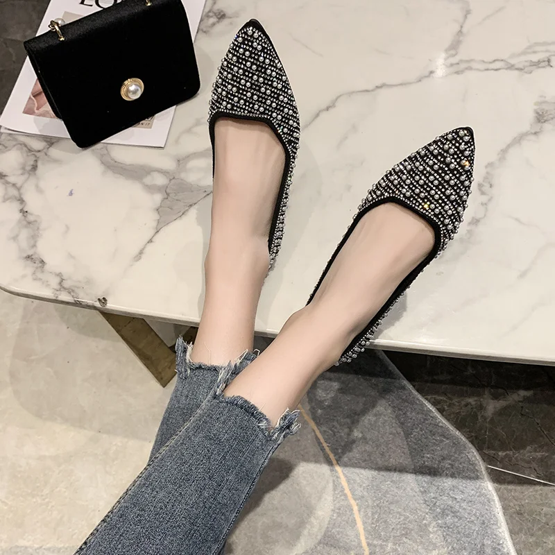 

Новый дизайн украшения из жемчуга мягкие женские туфли пикантные с острым носком на низком каблуке модные женские туфли ручной работы Лоферы женские туфли