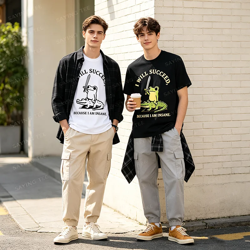 Ich werde Erfolg haben, weil ich verrückt bin. Lustiges T-Shirt mit Frosch auf Krokodil. Y2k Frosch reitet auf Krokodil. Ästhetische Kleidung. Humorvolles Spruch-T-Shirt.