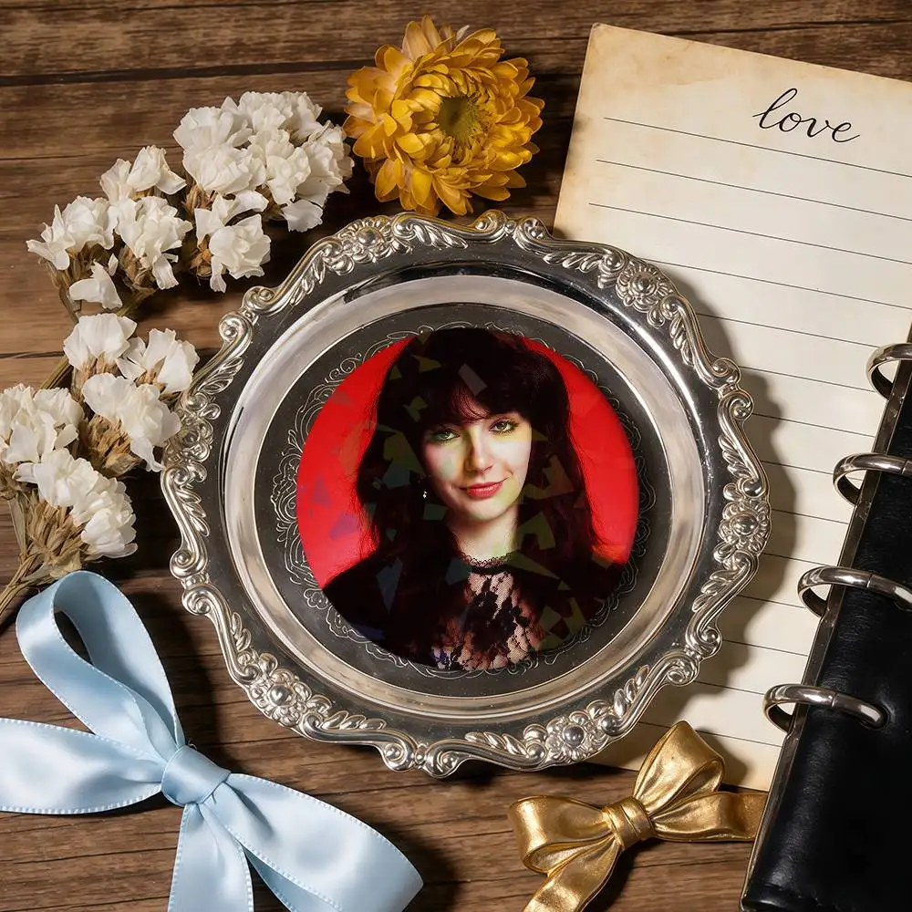 singer k-Kate Bush 배지 핀 브로치 배낭 장식 액세서리 팬 기념품 선물 라운드 레이저