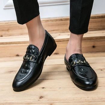 Scarpe casual in pelle a punta da uomo Tendenza coreana Mocassini stile britannico Abito da lavoro in pelle piccola ape piedi slip-on 1