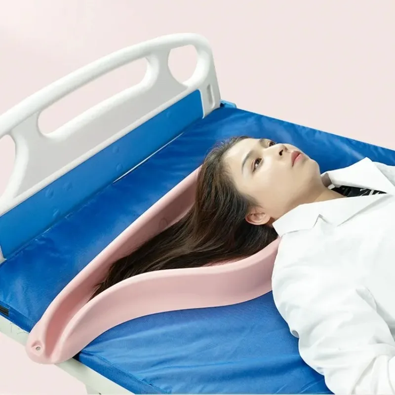 침대에 누워 있는 노인을 위한 인체공학적 샴푸대 - 산후 임산부 가정 간호용 조..