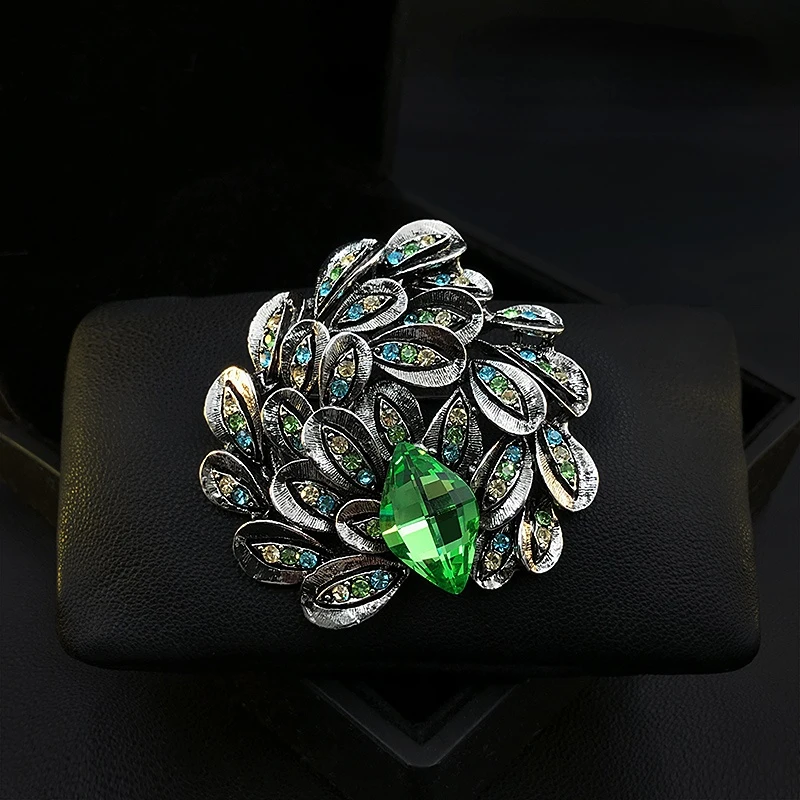 

Luxury Palace Retro Style Brooch High-End Exquisite Neckline Accessories Antique Metal Brooch Pin Women Rhinestone Jewelry Gifts