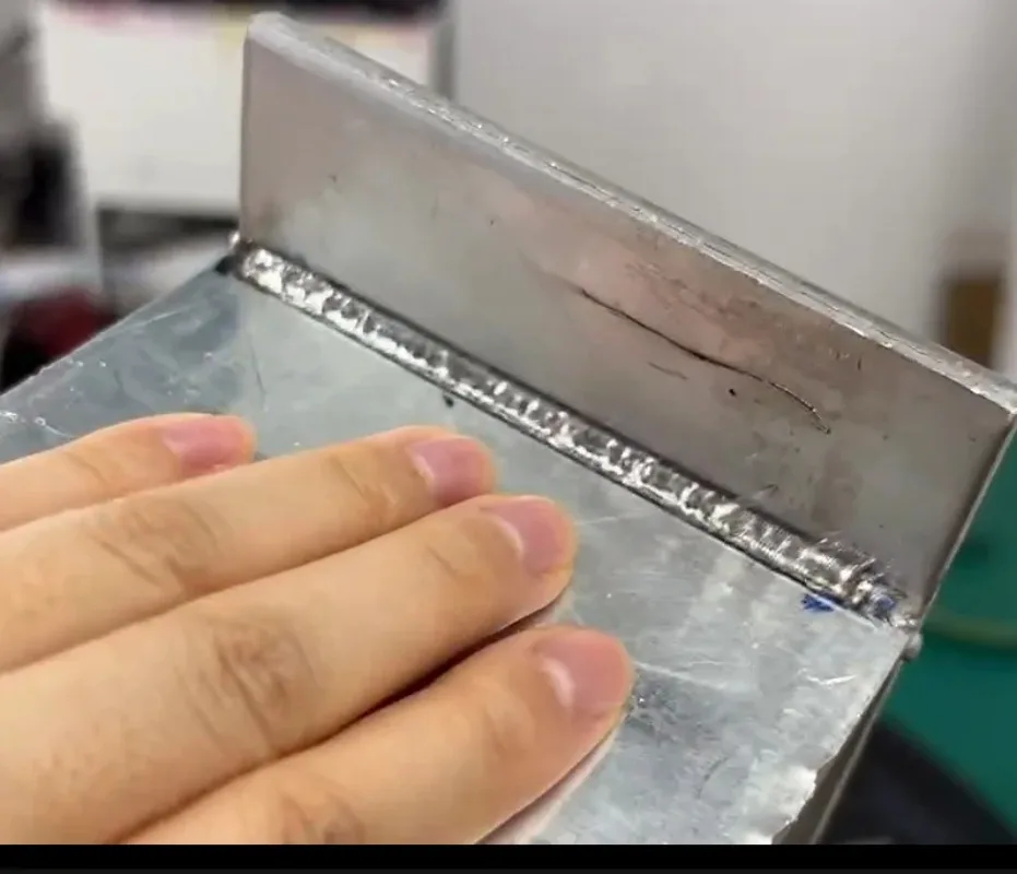 HandheldLaserWelderForPlumbingPartsAndPipeWeldingWithAirCoolingSystemAndEasyOperationFeature-AliExpress1420