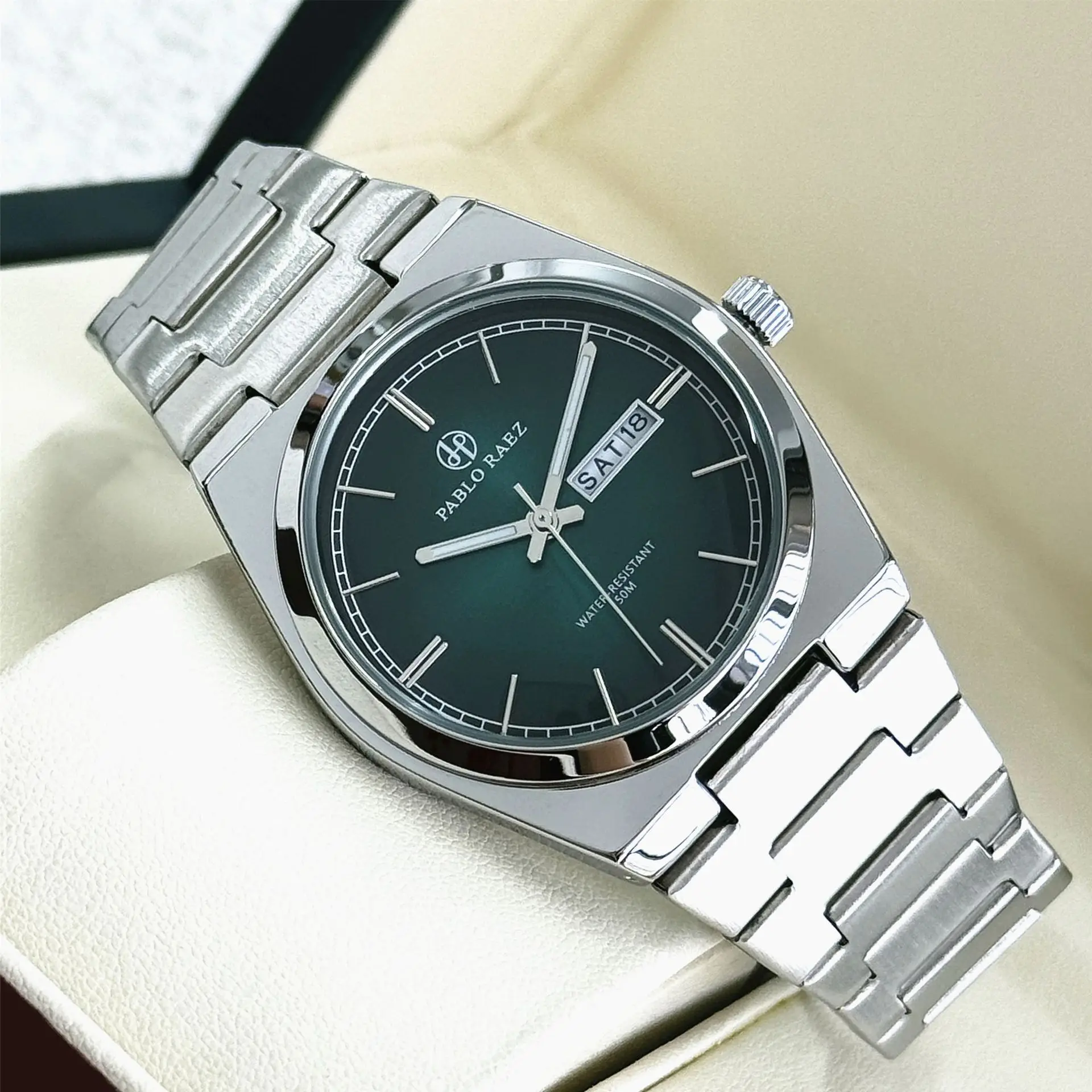 Montre pour hommes avec ceinture en acier, cadran vert dégradé, boucle papillon, Double calendrier, cadeau du nouvel an