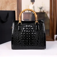Nouveau Sac à Main 2025 pour Femme d'Âge Moyen à Motif Crocodile, Sac à Main Haut de Gamme avec Poignée en Bambou Véritable, Sac Bandoulière Unique 2