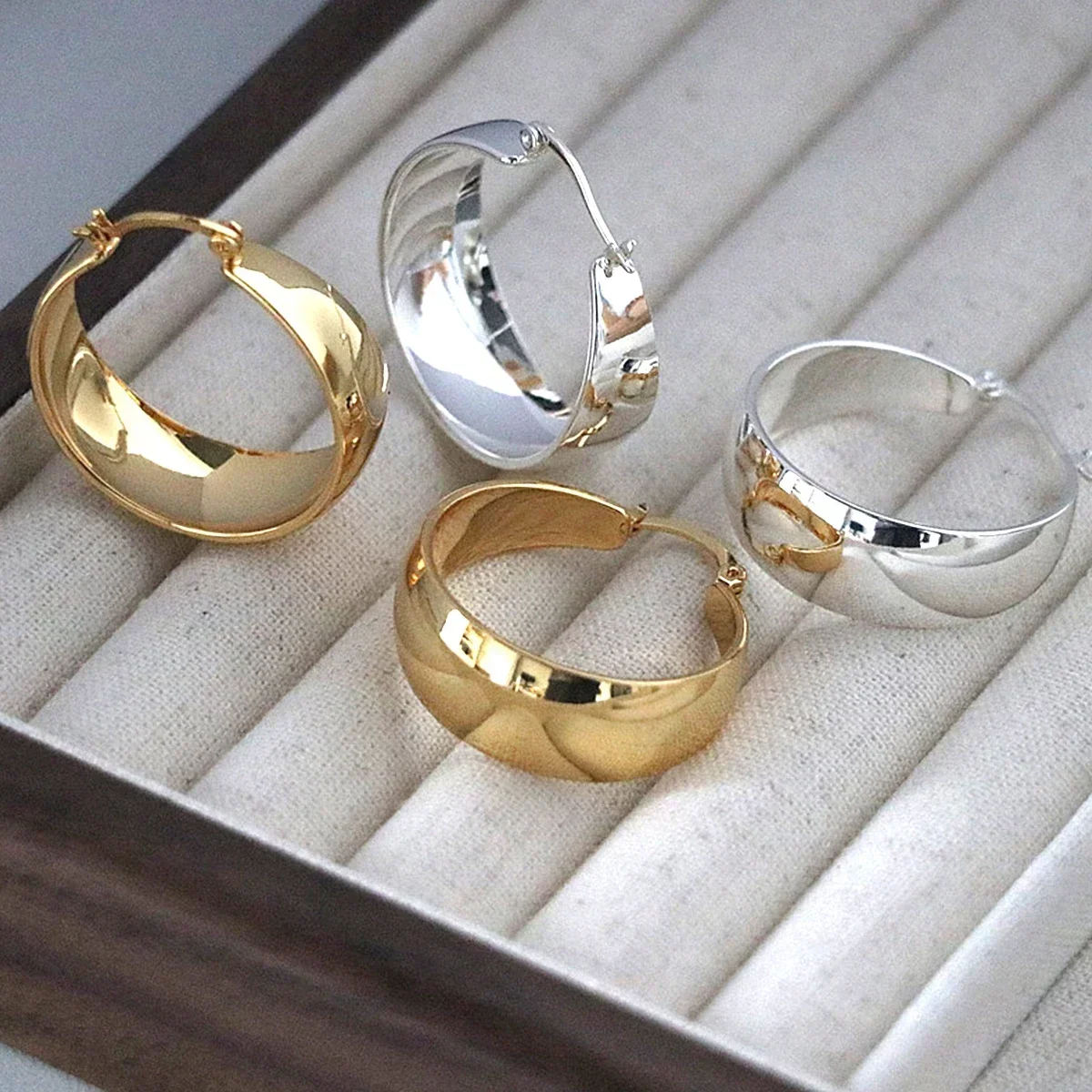 Orecchini A Cerchio Grossi Placcati Oro, Stile Contemporaneo, Per Donna