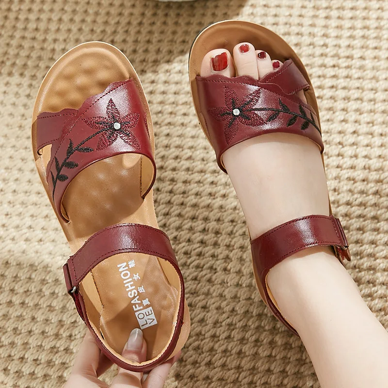

2022 Summer New Women Sandals Women Lightweight Flat Non-slip Soft Casual Shoes Ladies Plus Size Walking Sandals Mother Sandals