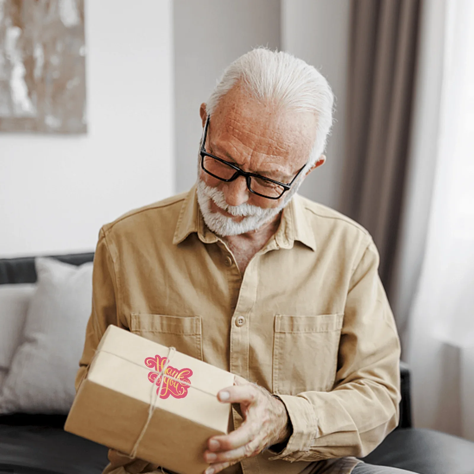 Ružičaste kartice zahvale položene pored vrpce i konopa