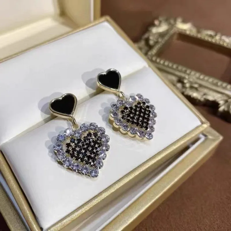 Orecchini pendenti a forma di cuore con stampa leopardata alla