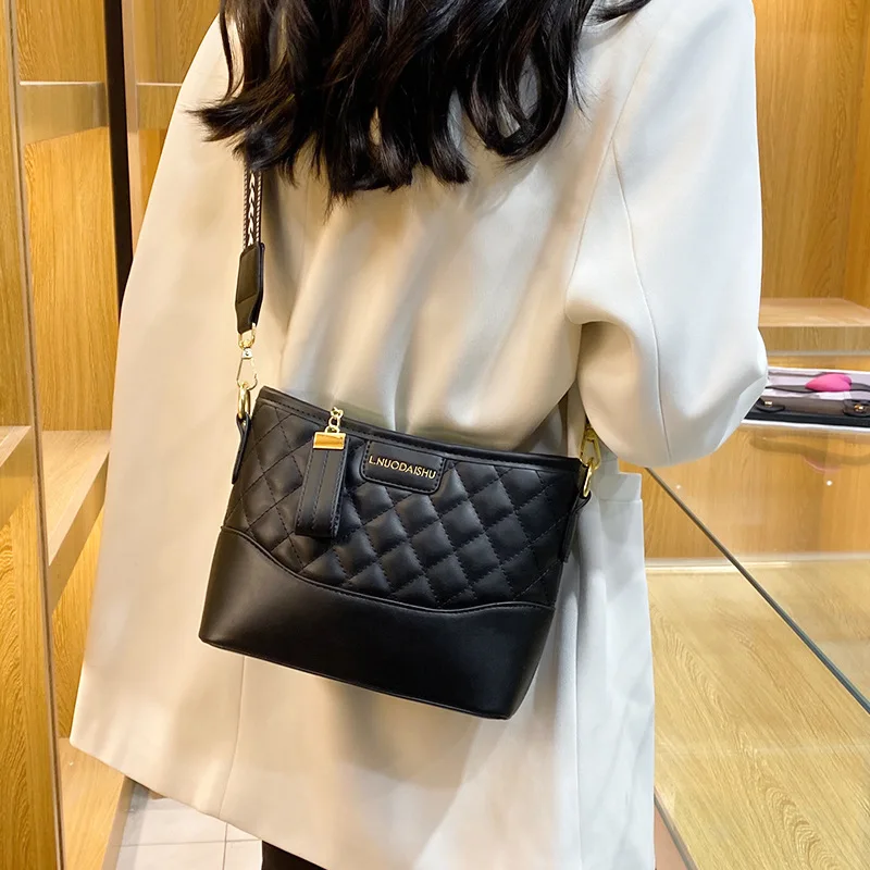 Lingge PU Leather Wide Shoulder Strap Single Shoulder Bag 2023 New  Versatile Fashion Sweet Women's Crossbody Bag Square Mini Bag