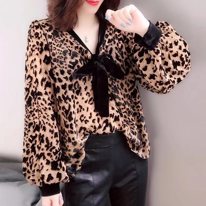 Top in chiffon leopardato T-shirt primavera autunno allentate con scollo a V T-shirt oversize moda patchwork fiocco camicie larghe abbigliamento donna Top Tee 3
