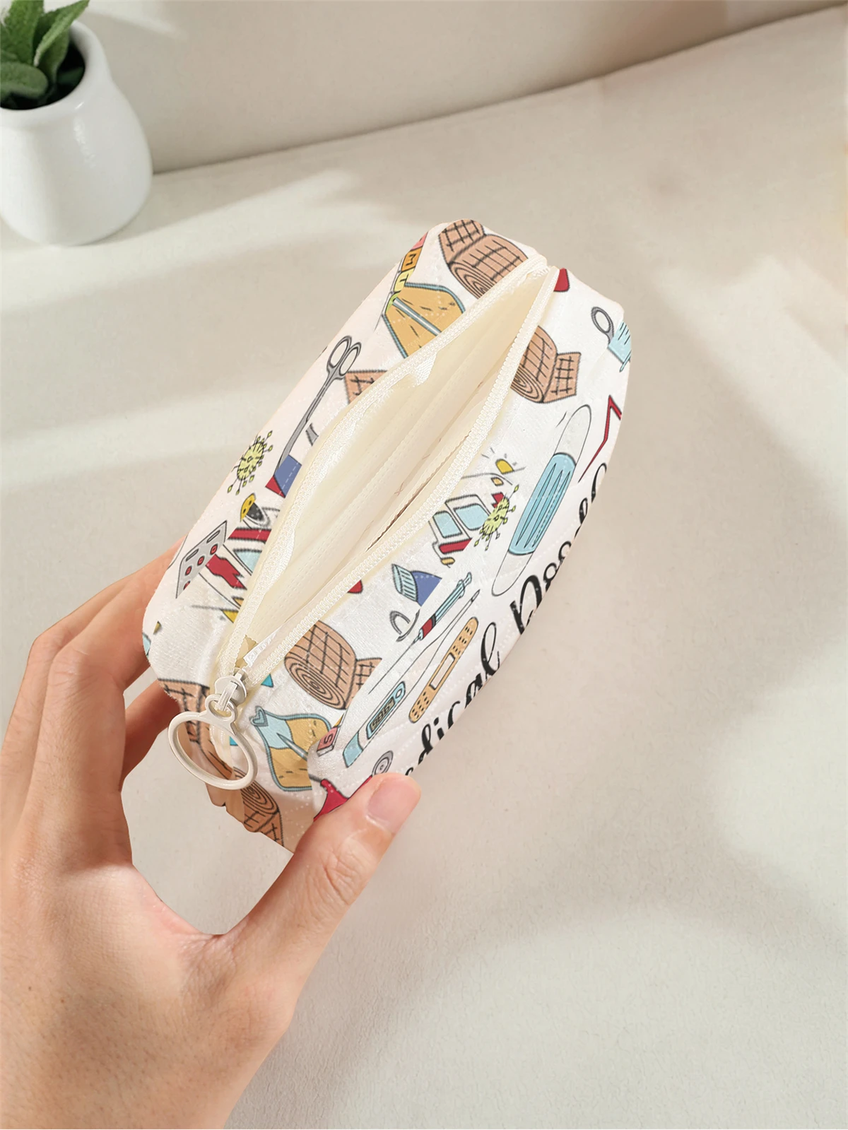 1 portable sanitary napkin storage bag, made of cartoon pattern and diamond mesh material, lightweight women's tissue bag