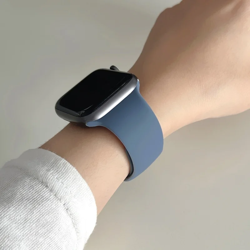 Silicone Sport Band for Apple Watch - Versatile and Durable Strap Accessory