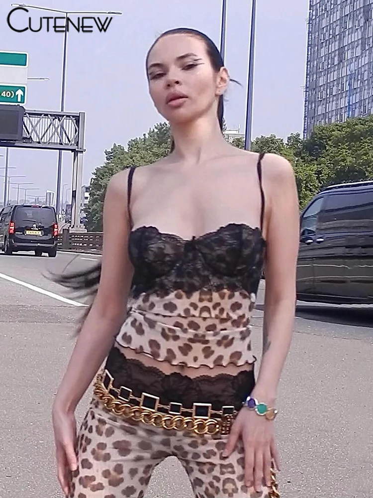 Conjunto de dos piezas de encaje con retazos para mujer, camisola sexy estilo hipster con tirantes finos y pantalones ajustados de cintura alta, ropa femenina