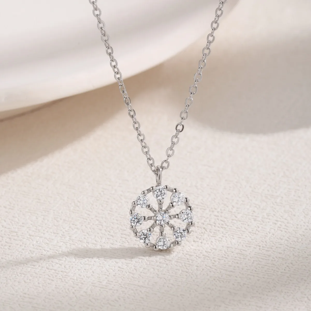 

"Buckle Chain"Necklace for Women with Round Flower Pendant Inlaid with Zircon for Women's Daily Graceful Stunning Need