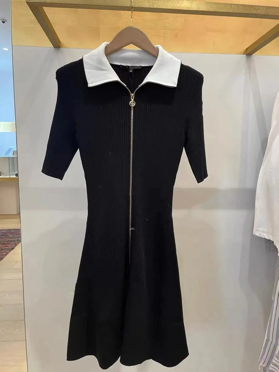 

Женское трикотажное мини-платье на молнии с отложным воротником и коротким рукавом