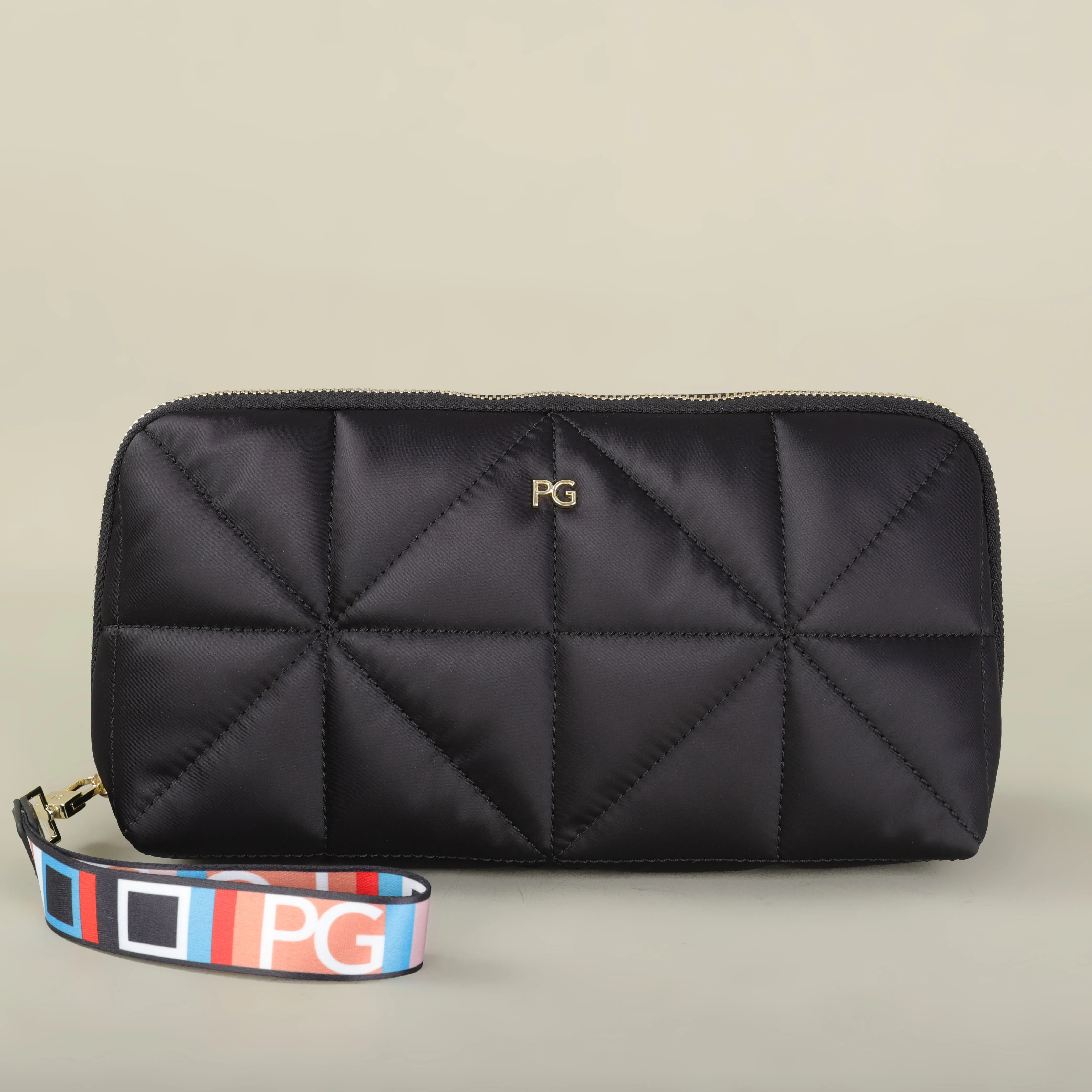 Portable folding nylon bag with zipper closure