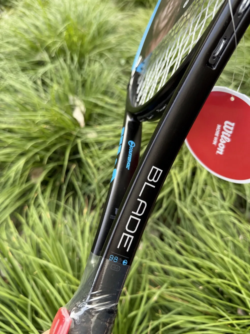 Wilson Blade 98 18x20 V6 All carbon Countervail Tennis Racquet suit both intermediate and professional players