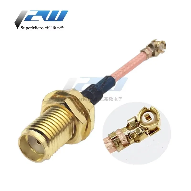 Câble adaptateur IPEX vers RP-SMA pour antenne drone FPV, longueur 30cm, posé à côté d'une antenne.