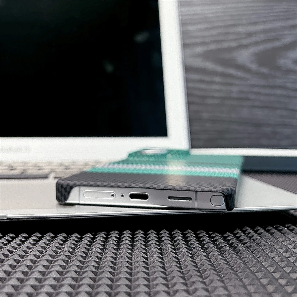 Kevlar Slim Magnetic Carbon Fiber Case with Wireless Charging Capability