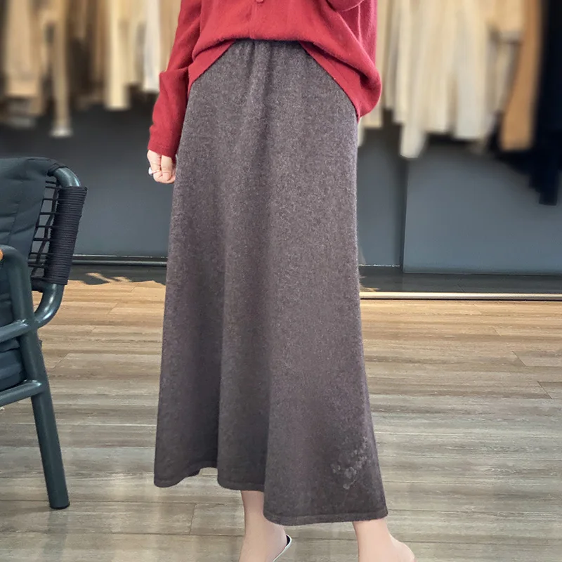100% pure wool knitted skirt embroidered by women wearing A-line skirt in autumn and winter long knee-high cashmere skirt.