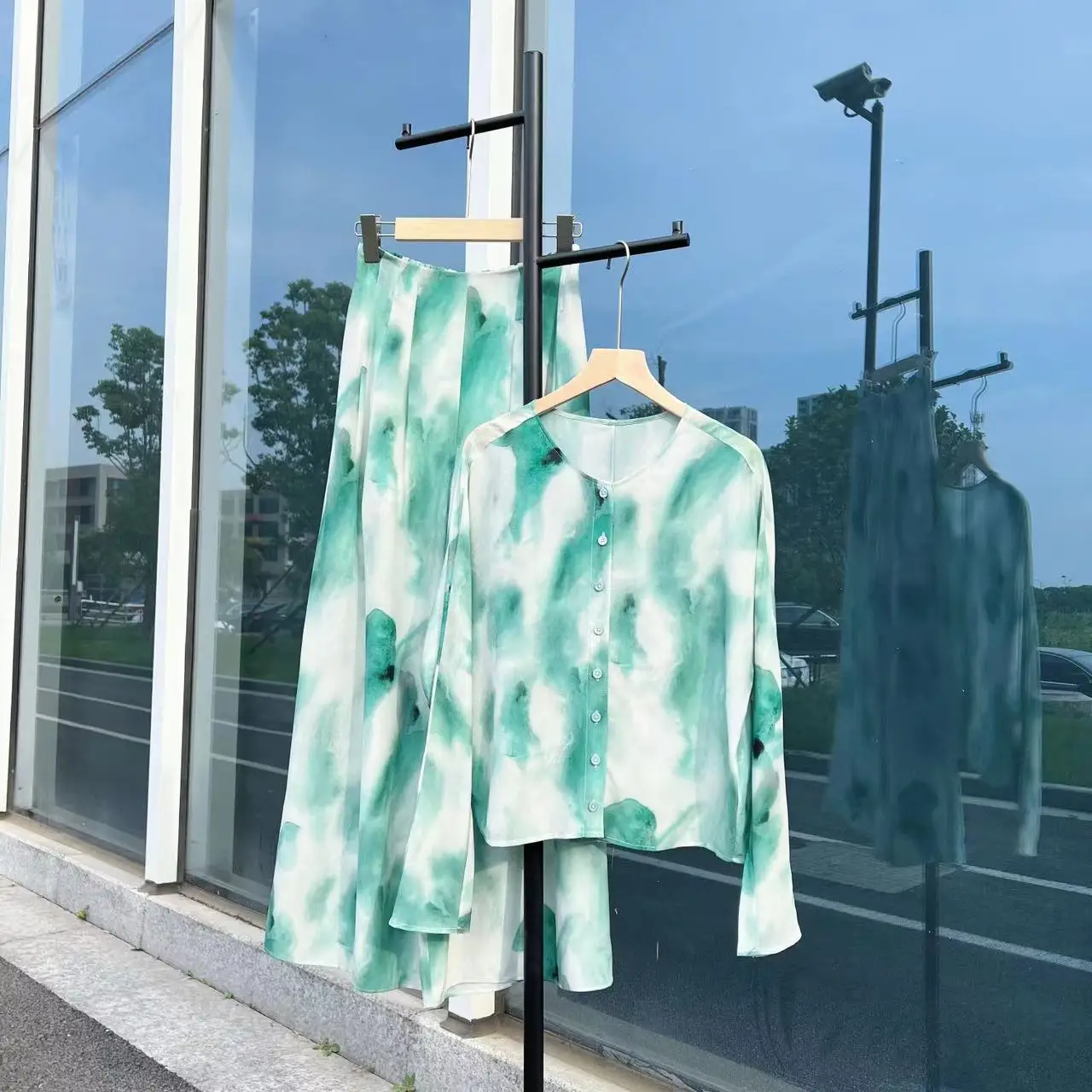 Рисунок 5 - Женская рубашка с акварельным принтом