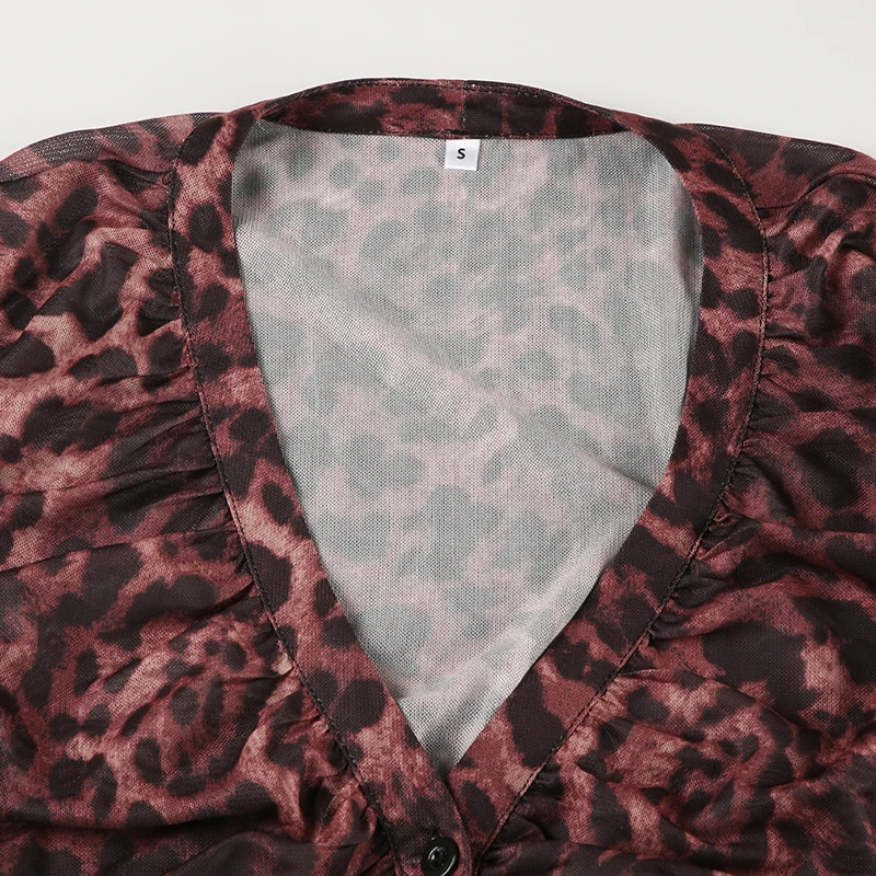 Camiseta de malla transparente con estampado de leopardo, top corto sexy de manga larga con volantes y botones, camiseta urbana vintage para mujer Y2K