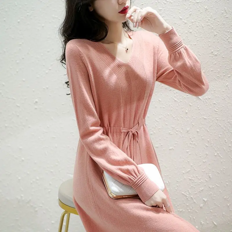 

Женское длинное вязаное платье-свитер с V-образным вырезом