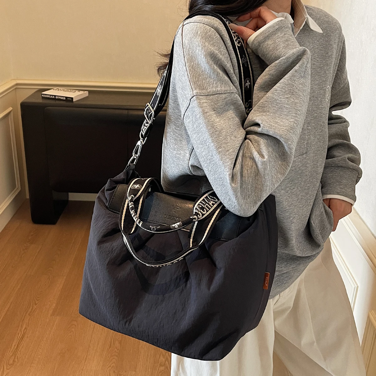 Cloth Bucket Bag for Women 2025 New Niche Design Crossbody Bag Popular Autumn and Winter Pleated Handbag Shoulder Bag Trendy Ladies' Makeup Bag