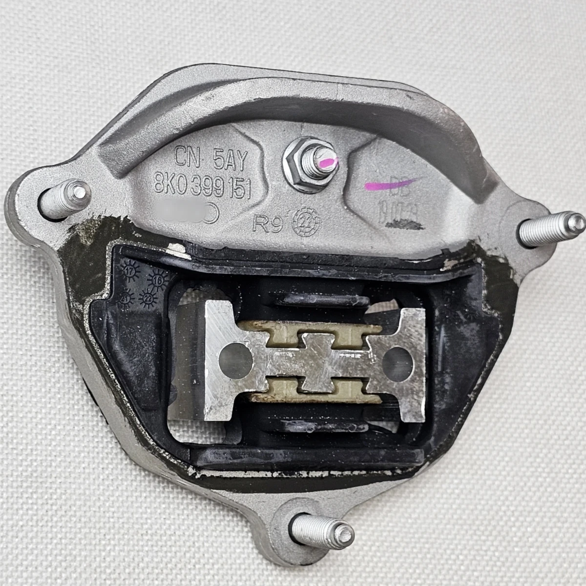 Rubber Engine Mount Gearbox Mount Transmission A4920 9925 EM-7202 8K0399151 8K0399151AJ for Audi A4 A5 A8 Quattro S8 R8