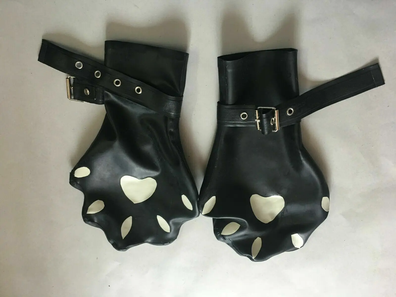 

100% латексные чистые резиновые Клубные перчатки Gummi в виде кота для косплея, маскарада, черные варежки с ремнями, 0,4 мм