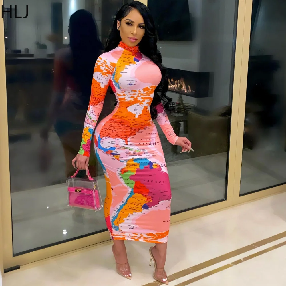 La Mujer Tiene Un Tatuaje De Serpiente En El Cuello. | Imagen Premium